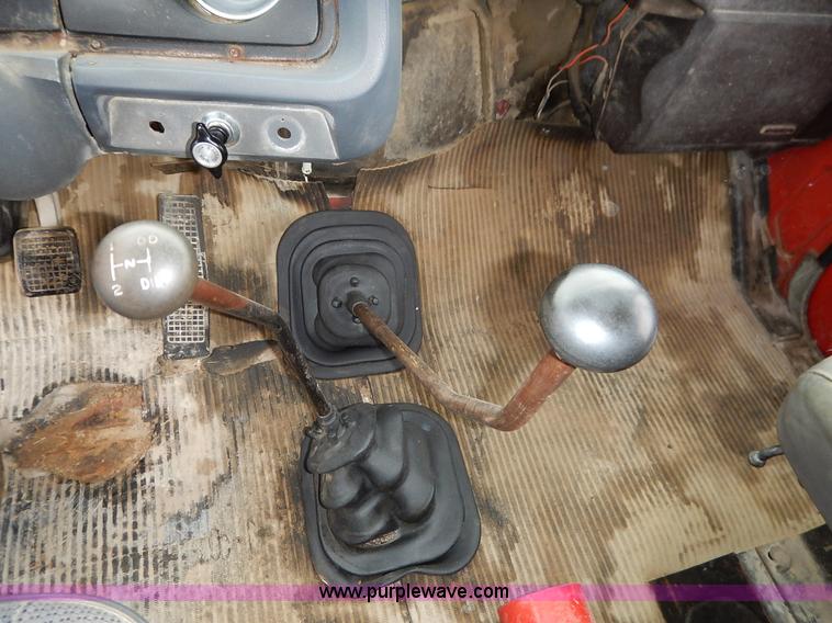 image for item K7383 1985 Ford LT8000 flatbed truck