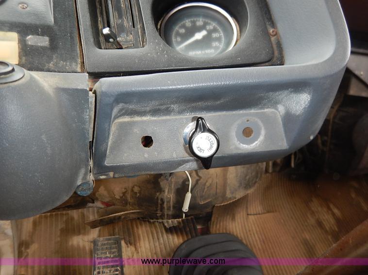 image for item K7383 1985 Ford LT8000 flatbed truck