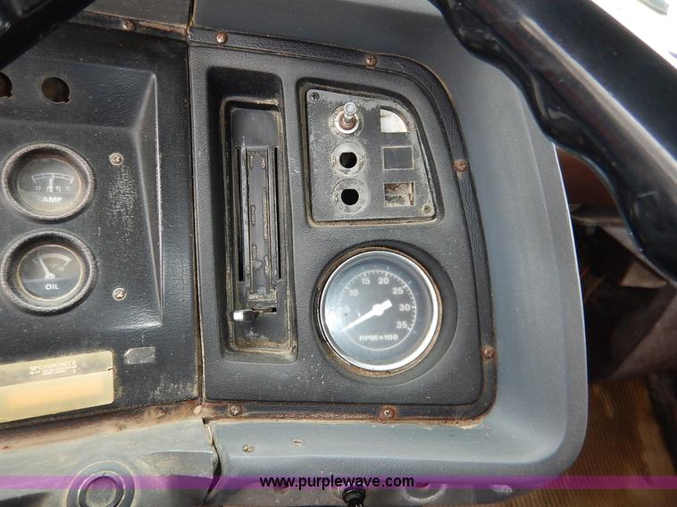 image for item K7383 1985 Ford LT8000 flatbed truck