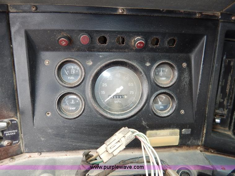 image for item K7383 1985 Ford LT8000 flatbed truck