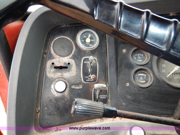 image for item K7383 1985 Ford LT8000 flatbed truck