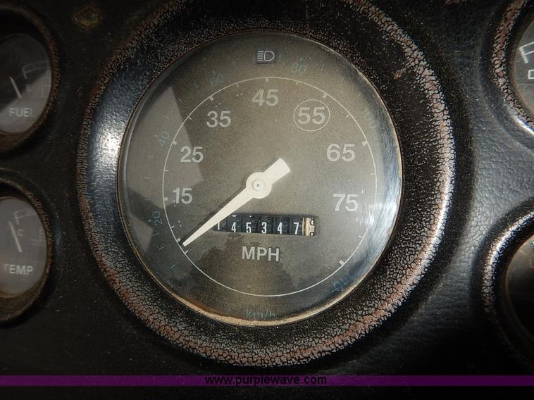 image for item K7383 1985 Ford LT8000 flatbed truck