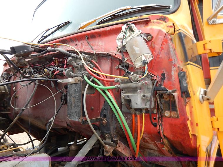 image for item K7383 1985 Ford LT8000 flatbed truck