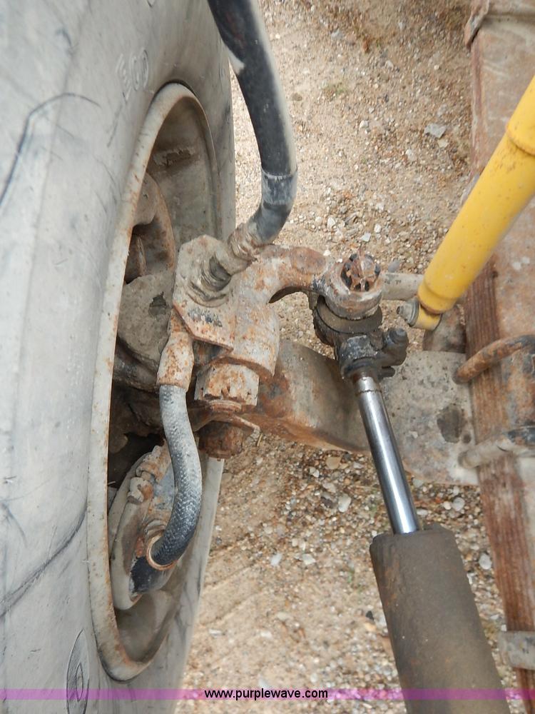 image for item K7383 1985 Ford LT8000 flatbed truck