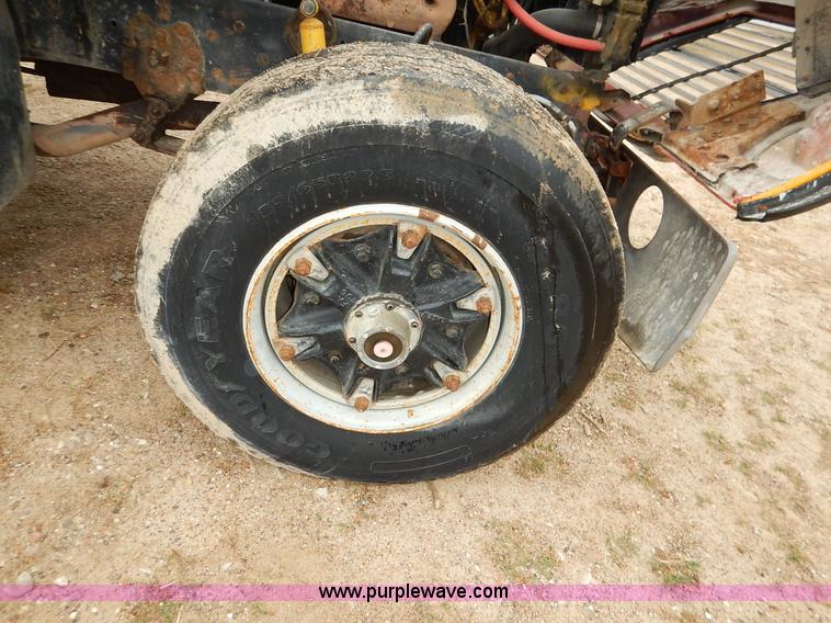 image for item K7383 1985 Ford LT8000 flatbed truck