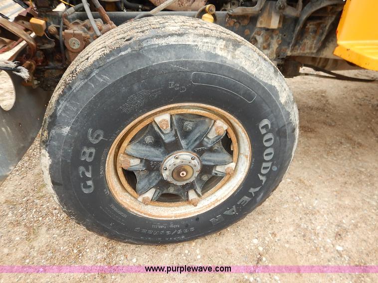 image for item K7383 1985 Ford LT8000 flatbed truck