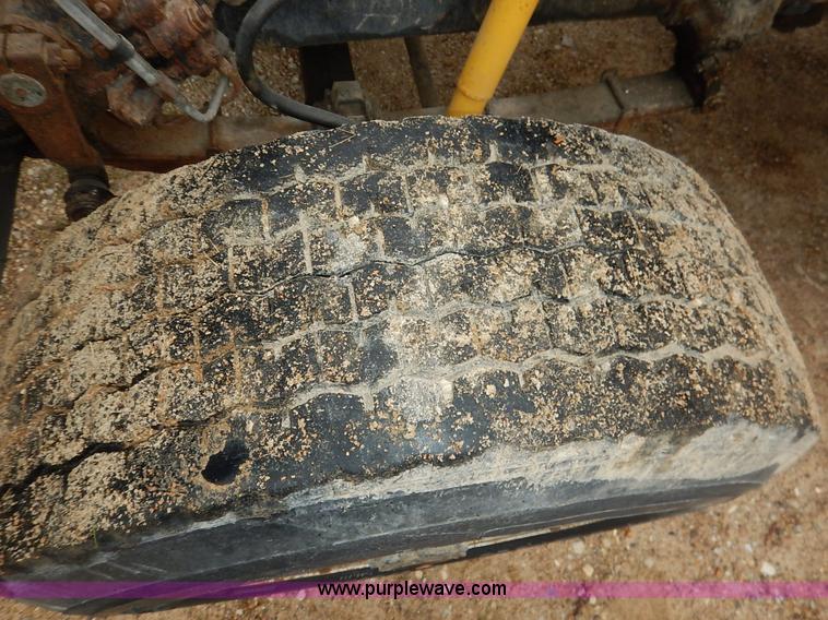 image for item K7383 1985 Ford LT8000 flatbed truck