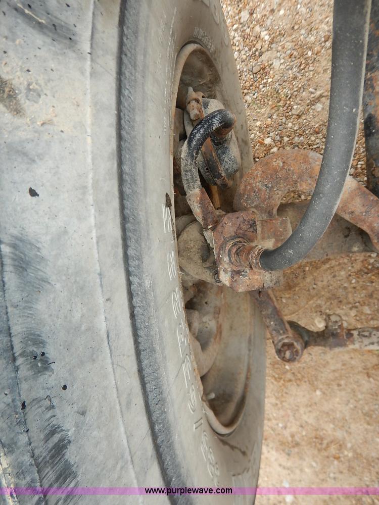 image for item K7383 1985 Ford LT8000 flatbed truck