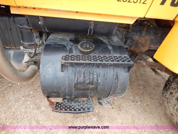 image for item K7383 1985 Ford LT8000 flatbed truck