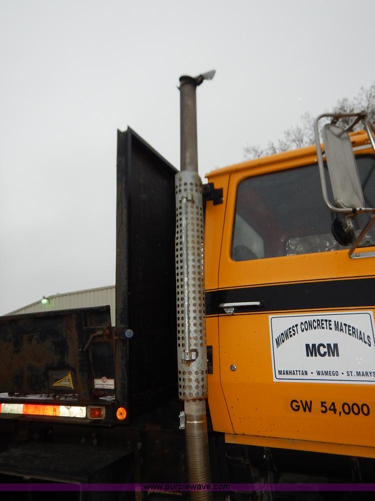 image for item K7383 1985 Ford LT8000 flatbed truck