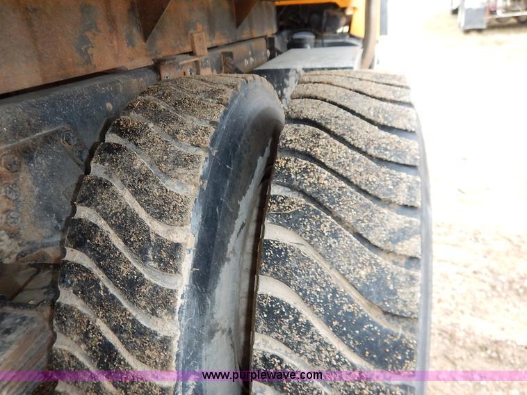 image for item K7383 1985 Ford LT8000 flatbed truck