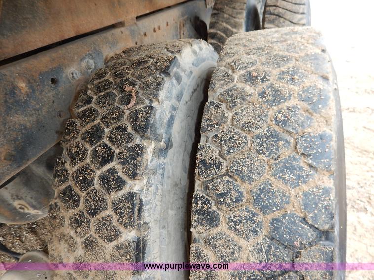 image for item K7383 1985 Ford LT8000 flatbed truck