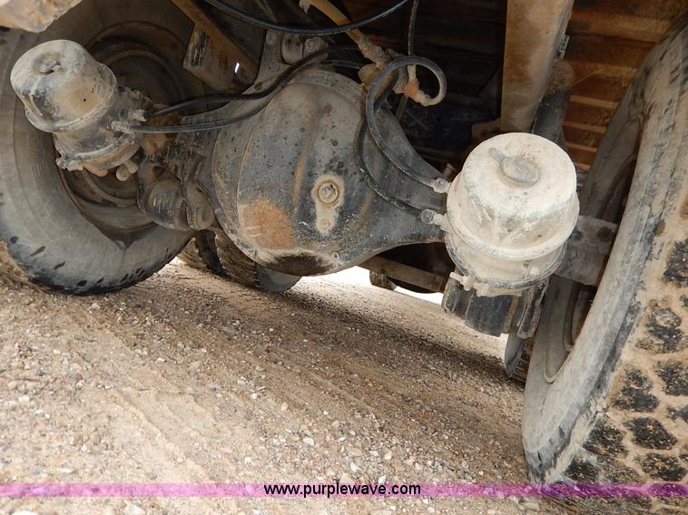 image for item K7383 1985 Ford LT8000 flatbed truck