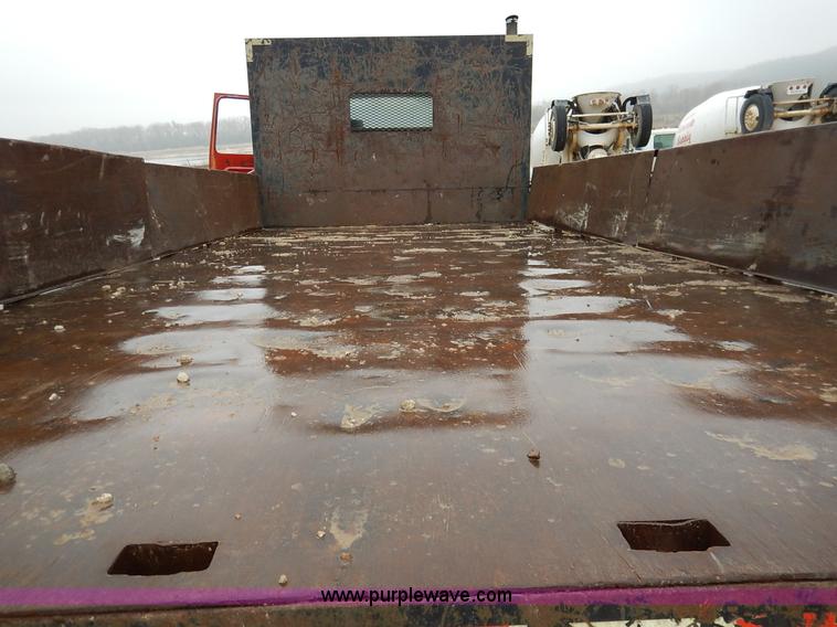 image for item K7383 1985 Ford LT8000 flatbed truck