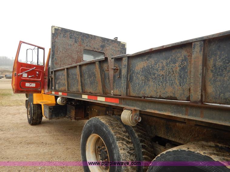 image for item K7383 1985 Ford LT8000 flatbed truck