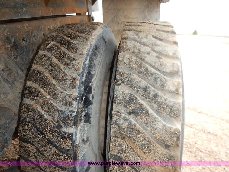 image for item K7383 1985 Ford LT8000 flatbed truck