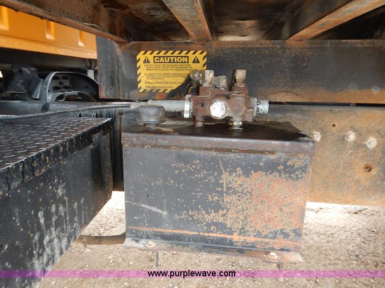 image for item K7383 1985 Ford LT8000 flatbed truck