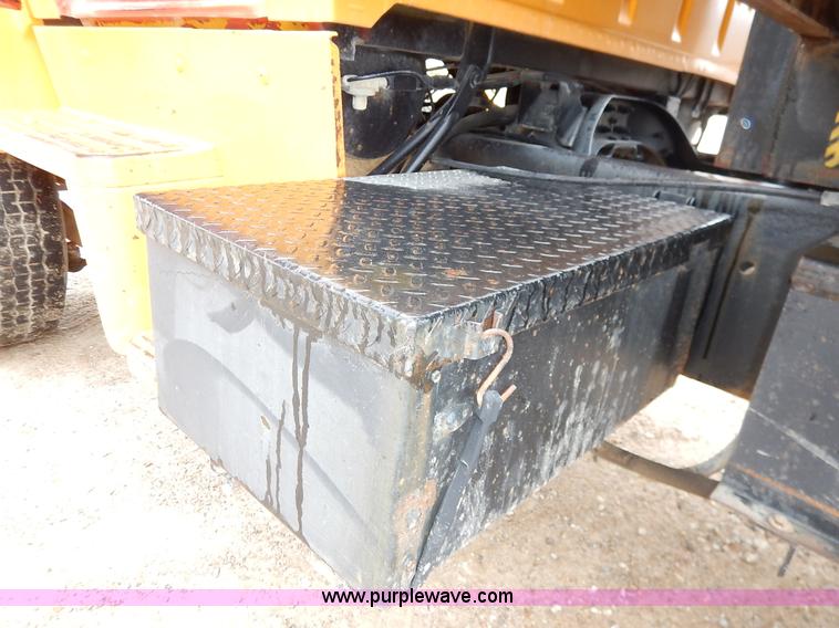 image for item K7383 1985 Ford LT8000 flatbed truck