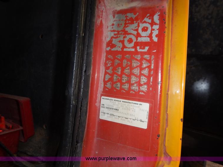 image for item K7383 1985 Ford LT8000 flatbed truck