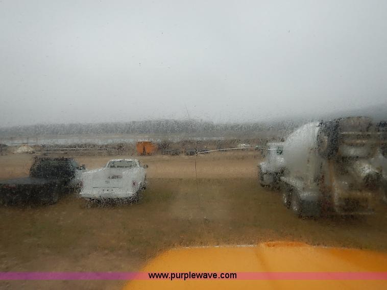 image for item K7383 1985 Ford LT8000 flatbed truck