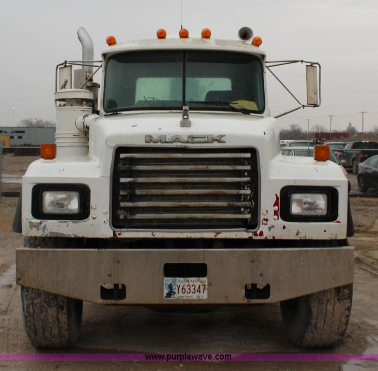 image for item L6705 1999 Mack RD690S mixer truck