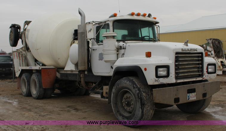 image for item L6705 1999 Mack RD690S mixer truck
