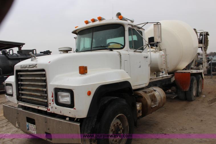 image for item L6705 1999 Mack RD690S mixer truck