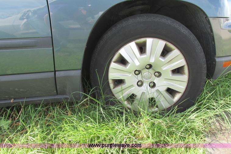 image for item I9517 2005 Chrysler Pacifica SUV