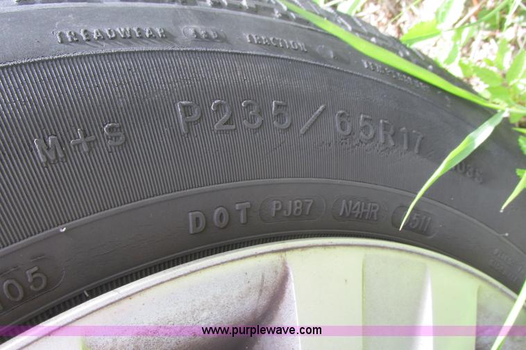 image for item I9517 2005 Chrysler Pacifica SUV