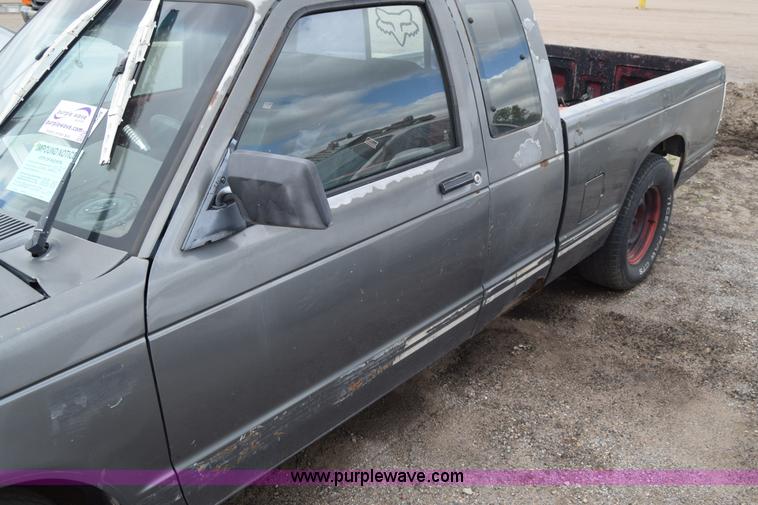 image for item J6659 1989 Chevrolet S10 Ext. Cab pickup truck