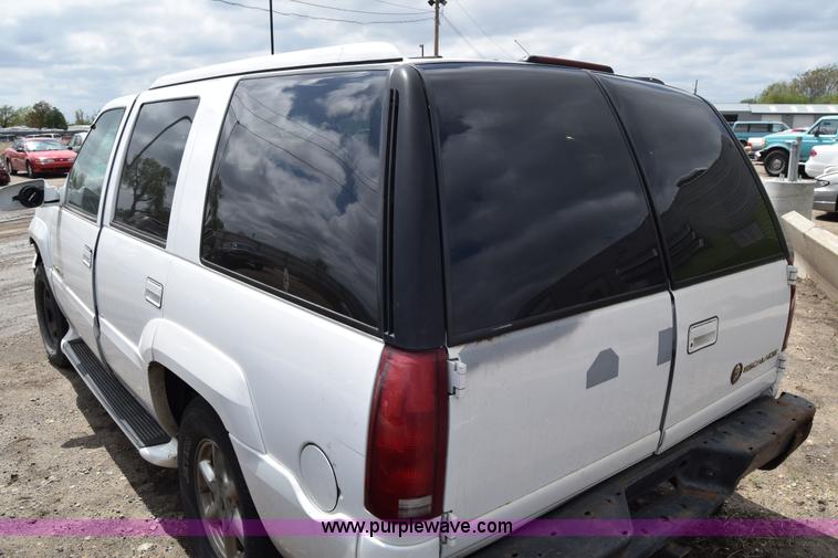 image for item J6663 2000 Cadillac Escalade SUV