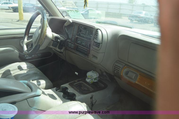 image for item J6663 2000 Cadillac Escalade SUV