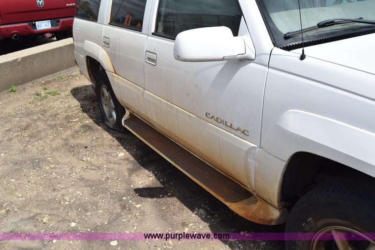 image for item J6663 2000 Cadillac Escalade SUV