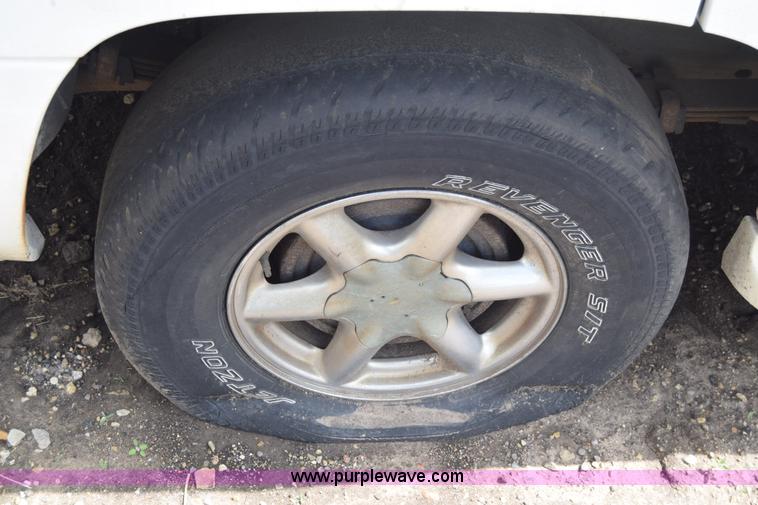 image for item J6663 2000 Cadillac Escalade SUV