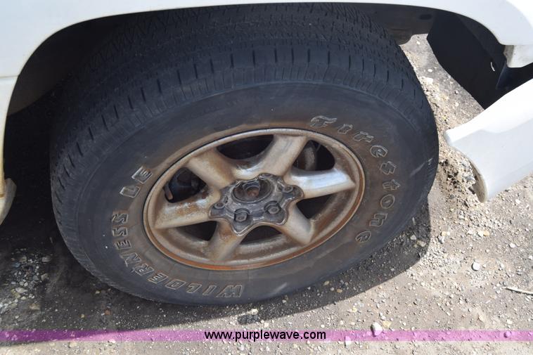 image for item J6663 2000 Cadillac Escalade SUV