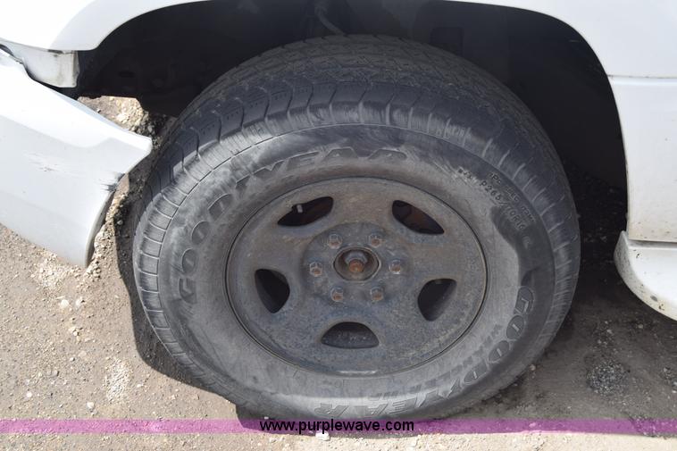image for item J6663 2000 Cadillac Escalade SUV