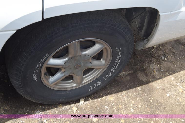 image for item J6663 2000 Cadillac Escalade SUV