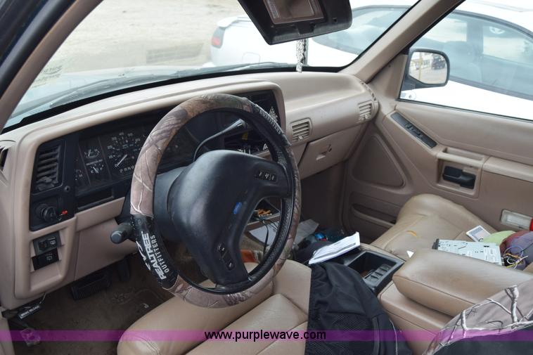 image for item J6669 1994 Ford Explorer XLT SUV