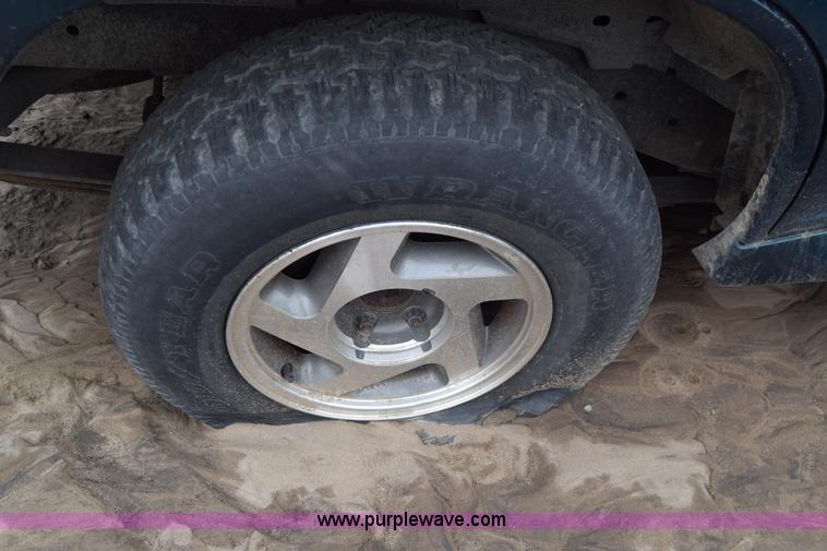 image for item J6669 1994 Ford Explorer XLT SUV