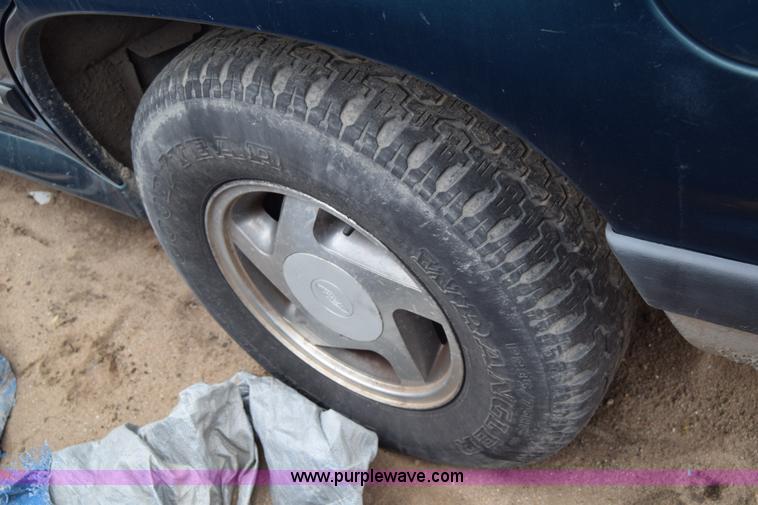 image for item J6669 1994 Ford Explorer XLT SUV