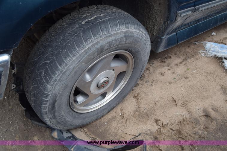 image for item J6669 1994 Ford Explorer XLT SUV