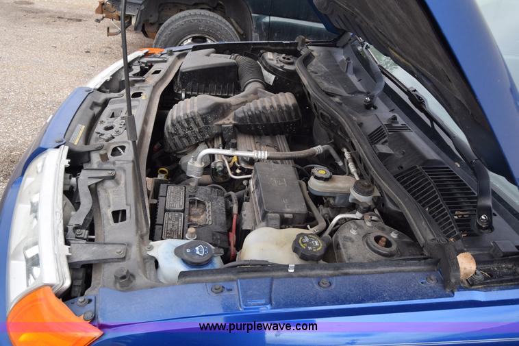 image for item J6674 2005 Saturn Vue SUV