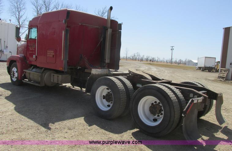 image for item A8781 1997 Freightliner FLD semi truck