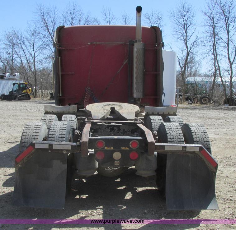 image for item A8781 1997 Freightliner FLD semi truck