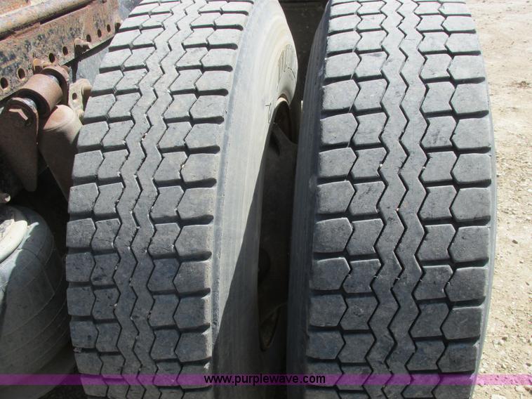 image for item A8781 1997 Freightliner FLD semi truck