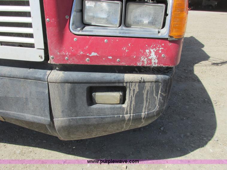 image for item A8781 1997 Freightliner FLD semi truck