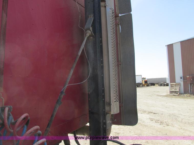 image for item A8781 1997 Freightliner FLD semi truck