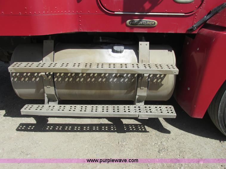 image for item A8781 1997 Freightliner FLD semi truck