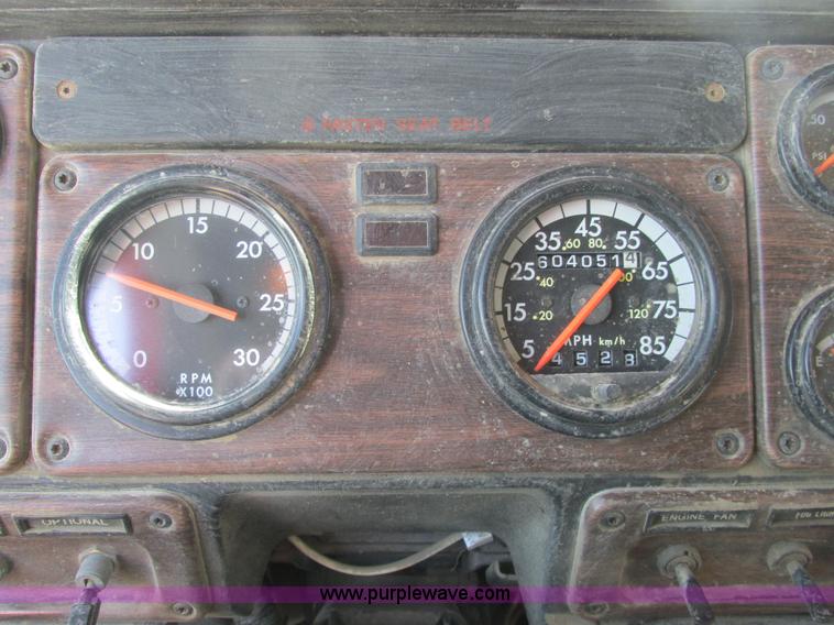 image for item A8781 1997 Freightliner FLD semi truck