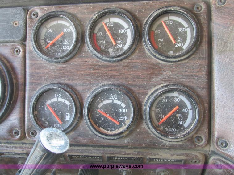 image for item A8781 1997 Freightliner FLD semi truck